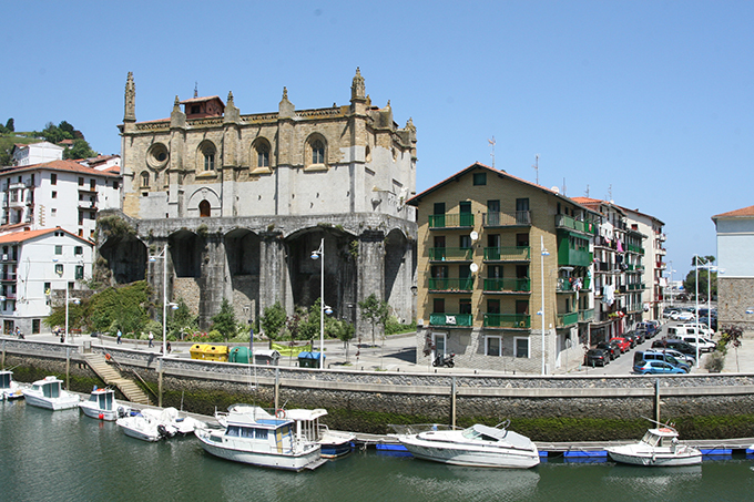 Puerto de Ondarroa. Canal del Artibai. Pantalanes adosados al dique de encauzamiento