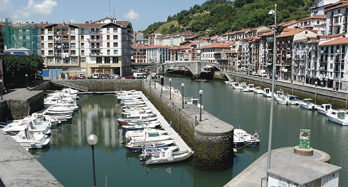 Puerto de Ondarroa. Canal del Artibai. Puerto deportivoy pantalanes adosados al dique de encauzamiento