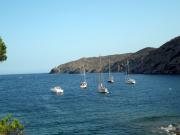 Fondedero de Cadaqués. Al fondo el faro de Cala Nans