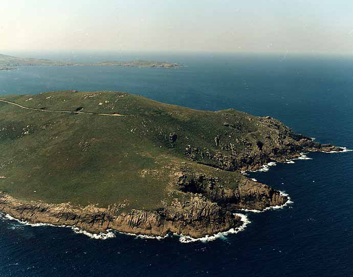 Cabo de la Buitra. Al fondo Touriñan