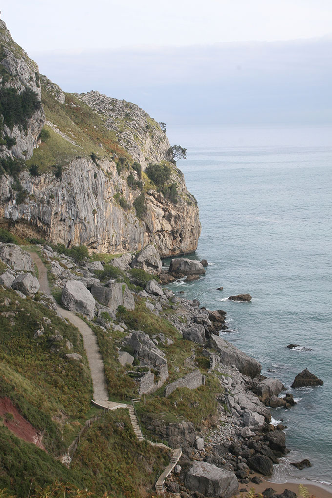 Sendero de bajada a la playa de San Julián