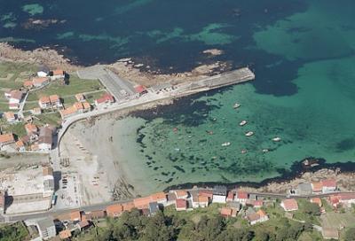 Puerto pesquero de Pindo.  Fondeo y visita