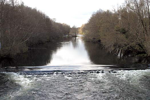 Río ancho y de aguas tranquilas