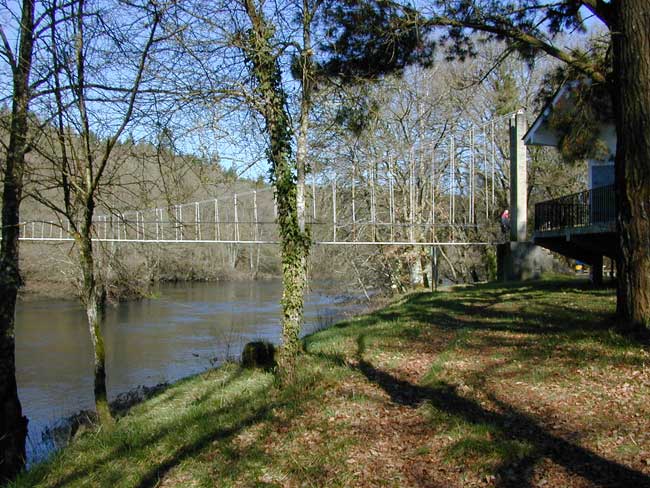 Puente colgante y refugio de pescadores