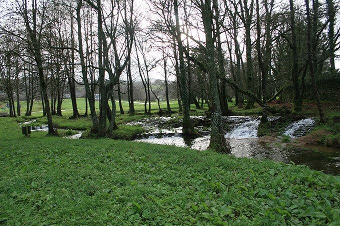 Recibiendo aguas de la sierra de Meira. Regato Porto da Pena