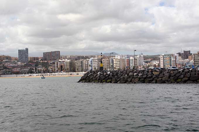 Dique de abrigo y playa de Alcaravaneras