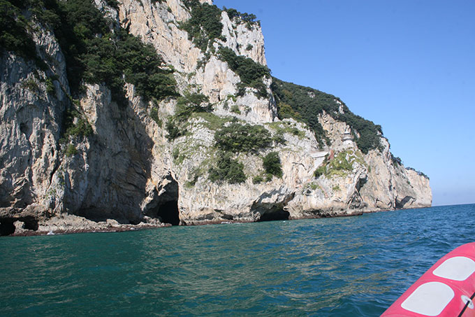 Cuevas bajo el faro