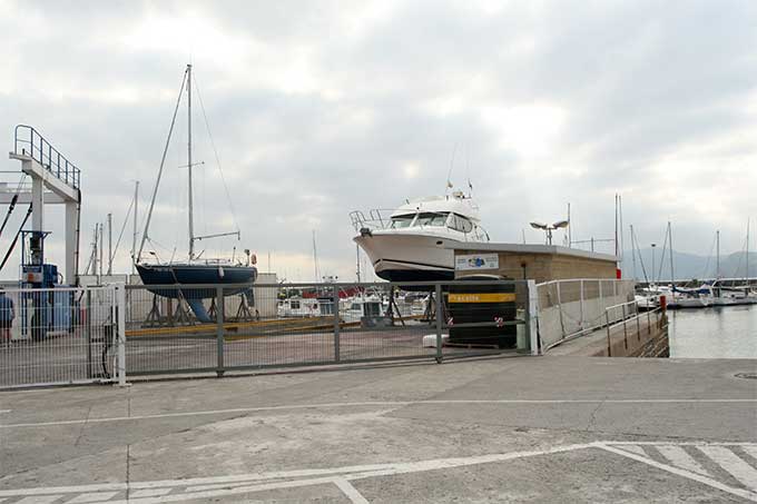 Getaria. Marina seca y pozo del travel lift