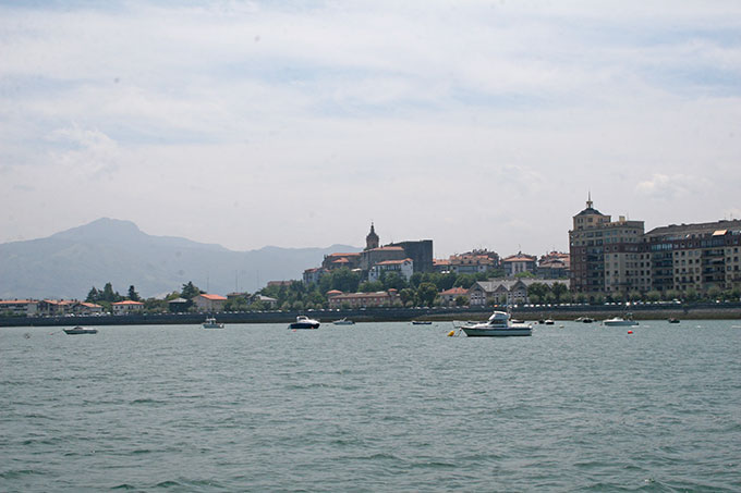 Hondarribia desde la bahía de Txingudi