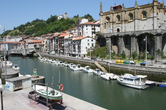 Puente Viejo y Andra Mari 