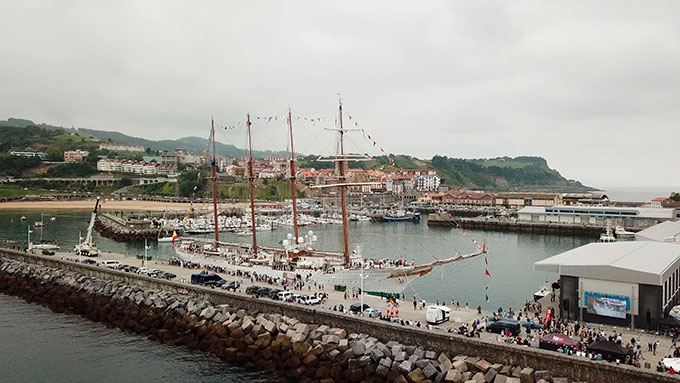 Getaria y el Juan Sebastián Elcano