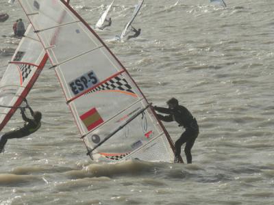 La sevillana Blanca Manchón se estrena líder entre la flota de RS:X Femenino, donde Marina Alabau es 4ª