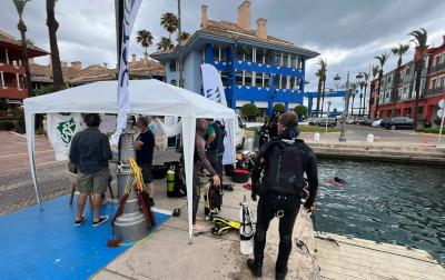 Puerto Sotogrande conmemora el Día Internacional del Medioambiente con una limpieza del fondo marino