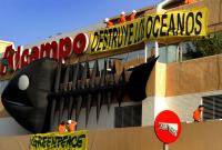  Escaladores de Greenpeace cuelgan un 'pescado gigante' en Alcampo