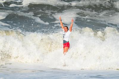 Carissa Moore de EE.UU. e Italo Ferreira de Brasil Coronados como Históricos Primeros Campeones del Surfing Olímpico