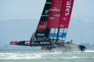 Emirates Team New Zealand navega solo en la Bahía de San Francisco