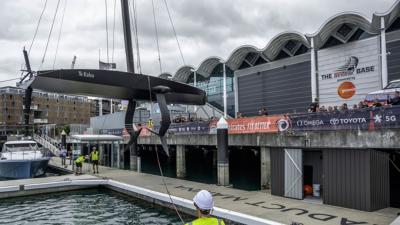 Emirates Team New Zealand reveló su nuevo barco de prueba