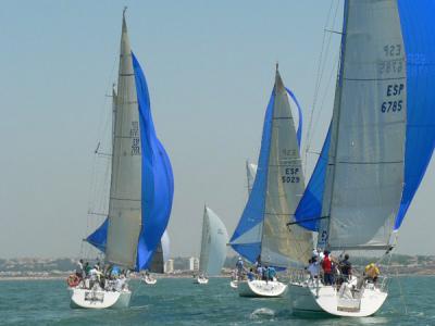 El barco de la Armada española en Cádiz ‘Sirius V’ con Enrique Flethes al mando se impone en la primera jornada de la Juán de la Cosa