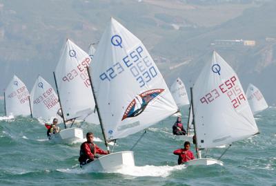  El III Meeting de Optimist Villa de Gijón   incidió su andadura en la bahía de San Lorenzo 