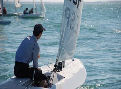 El sevillano Alvaro Ruiz, doble campeón de España de Radial ocupa el puesto 33º en Dinamarca. Campeonato del Mundo juvenil de la ISAF 