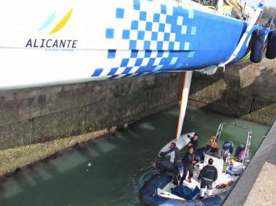 La flota VOR parte de Quingdao. Telefónica Azul pega en una roca y vuelva a puerto donde se comprueba su orza dañada