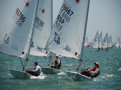 Los gaditanos Julia Vallo, Pablo Guitian y Luis Miguel Pérez se ponen al frente de la Copa de Andalucia para las Clases Laser 