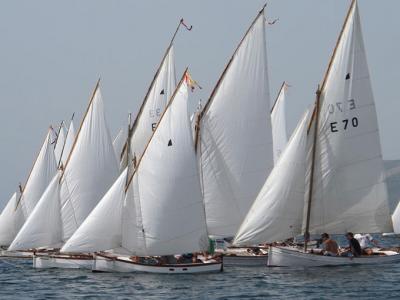 La Diada de Mallorca de Vela Latina reúne a 30 embarcaciones y reivindica la navegación a remo