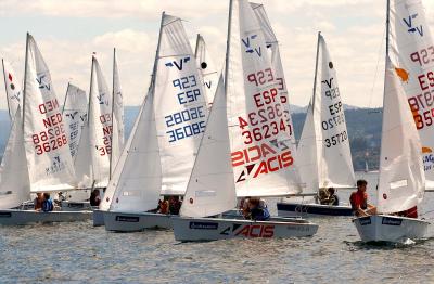 Pablo Cabello y Nacho Campos al frente de la clasificación del Campeonato de España de Vaurien 