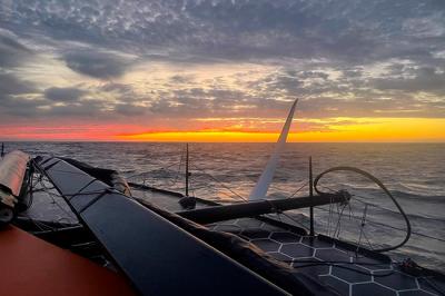 El equipo Alaka’i de 11th Hour Racing abandona la Transat Jacques Vabre tras desarbolar en el Atlántico