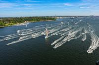El paso por la baliza en el canal de Kiel, Alemania, atrae a una enorme multitud para animar a la flota IMOCA