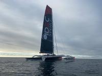 Francis Joyon abandona la Trinité sur Mer y se dirige a España