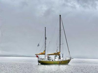 ¡La Golden Globe Race en ruta a Les Sables d'Olonne. Simon Curwen se escapa de nuevo!