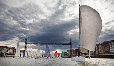 Cerca de 70 barcos vuelven a navegar bajo el Puente Colgante de Portugalete en la tradicional Regata del Gallo 