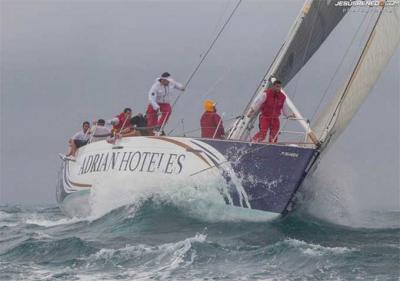 El Adrián Hoteles – Macaronesia, acaba 8º en la regata costera que abre el Europeo.