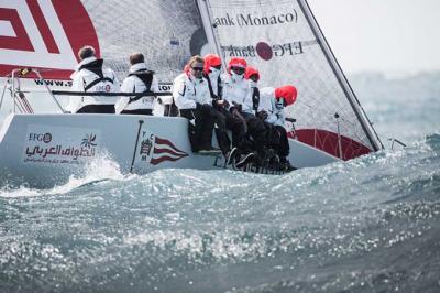 El equipo de Alex Pella en la Sailing Arabia – The Tour sigue primero   