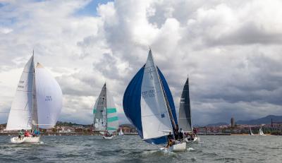 El Trofeo CDCP empieza con poco viento en aguas del Abra