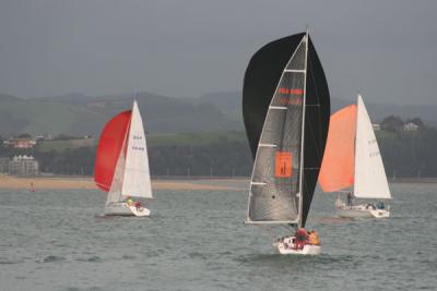 Granuja en J80 y Yamamay en cruceros lideran el V Trofeo Presidente de Cantabria.