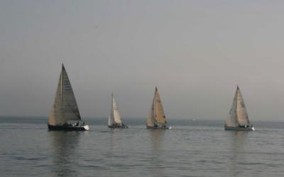 La falta de viento obliga a suspender la regata de cruceros en Santander tras más de dos horas en el agua