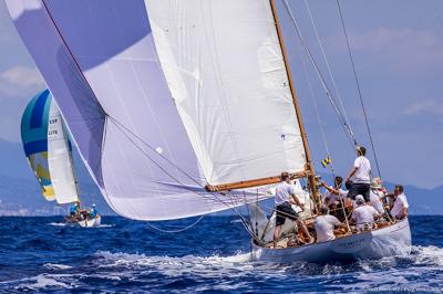 Mar y viento excelentes en la primera jornada de la regata Puig Vela Clàssica Barcelona