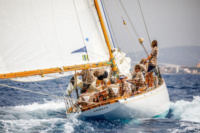 » El Sonata (1937) ganó la prueba de hoy y se colocó líder de la clase de barcos anteriores a 1950. Fotos: Nico Martínez.