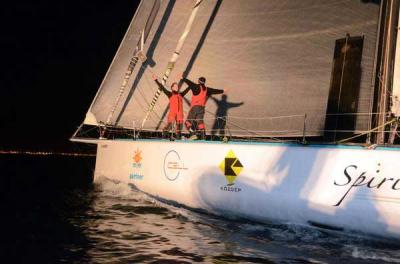 El Spirit of Hungary cierra la Barcelona World Race 2014-2015 con una emotiva llegada nocturna