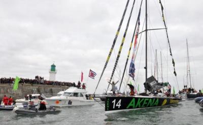 Hoy a las15h35 Arnaud Boissières, skipper del Akena Vérandas, cruzó la línea de llegada de la Vendée Globe 2008-2009