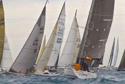 Los barcos participantes en las 200 millas a 2 toman la salida en Altea enfrentados al viento de Levante.