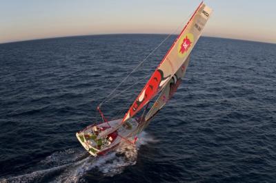 Vendée Globe, El Groupe Bel se retira tras la colision con un barco de arrastre. Se dirige a Cascais