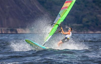 Alabau despega y se asoma al podio tras ganar la novena regata