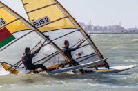 Alfredo Gomez Bermudo y Fernando Lamadrid Trueba escalan a los podios de Láser Radial y RS:X Juvenil tras una durísima jornada en la bahía de Cádiz   