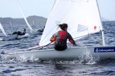 Antonio Parra en Standard, Pablo Martínez en Radial y Beatriz Lence en 4.7 ganan la clasificatoria de Láser de Sanxenxo