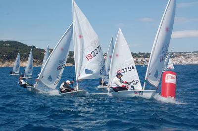 Arranca el Trofeu Toni Pelegrí del Club Vela Calella, con dominio de Jan Urquizu y Albert Carcellé