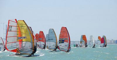 Arranca en la bahía de Cádiz el Campeonato de Europa de Raceboard