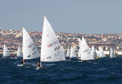 CANARIAS DOMINA EN LA JORNADA INAUGURAL DEL CAMPEONATO DE ESPAÑA LASER 4.7 QUE SE DISPUTA EN MELILLA